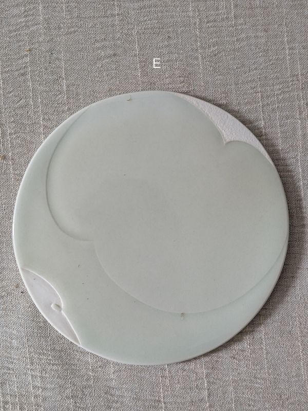 張慢 青瓷平皿 作品多藉由輕柔小心的動作產生指向,在日常感知中搜尋相關記憶,以拆解與重組細微視角,梳理自然及現成物的輪廓與痕跡,讓他們變得輕盈自在、中性,保有更多空間自我詮釋。陶瓷僅是創作的媒材之一,無需限制於實用與非實用、工藝與藝術之間,作品的形成,即是我記錄生活的習慣與方式,人的記憶有限,瞬間記憶更是容易消散,我想將如同視覺暫留的種種,保留在生活當中。