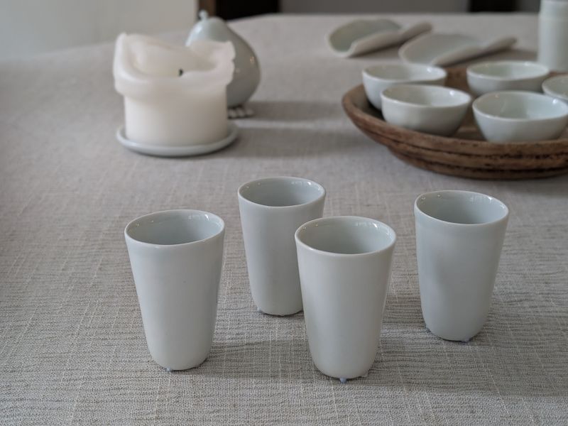 張慢 青瓷聞香杯 作品多藉由輕柔小心的動作產生指向,在日常感知中搜尋相關記憶,以拆解與重組細微視角,梳理自然及現成物的輪廓與痕跡,讓他們變得輕盈自在、中性,保有更多空間自我詮釋。陶瓷僅是創作的媒材之一,無需限制於實用與非實用、工藝與藝術之間,作品的形成,即是我記錄生活的習慣與方式,人的記憶有限,瞬間記憶更是容易消散,我想將如同視覺暫留的種種,保留在生活當中。
