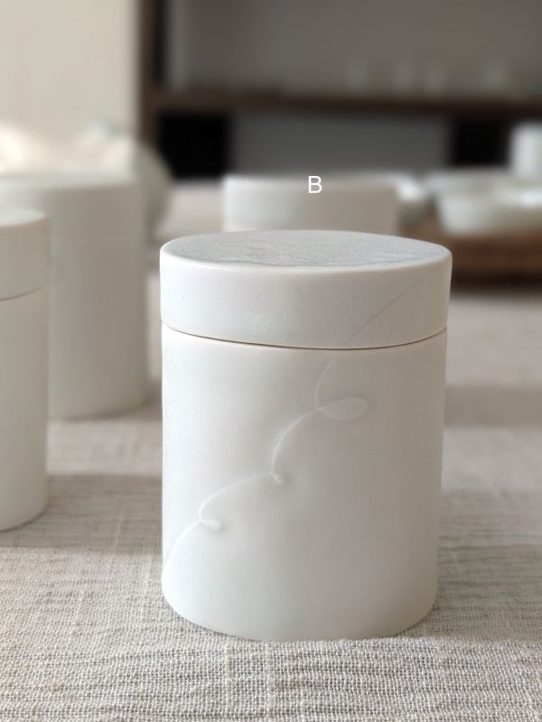 張慢 橢圓青白瓷茶倉(啞光) 作品多藉由輕柔小心的動作產生指向,在日常感知中搜尋相關記憶,以拆解與重組細微視角,梳理自然及現成物的輪廓與痕跡,讓他們變得輕盈自在、中性,保有更多空間自我詮釋。陶瓷僅是創作的媒材之一,無需限制於實用與非實用、工藝與藝術之間,作品的形成,即是我記錄生活的習慣與方式,人的記憶有限,瞬間記憶更是容易消散,我想將如同視覺暫留的種種,保留在生活當中。
