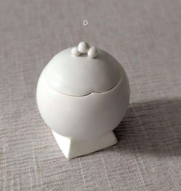 張慢 球型青白瓷茶倉(啞光) 作品多藉由輕柔小心的動作產生指向,在日常感知中搜尋相關記憶,以拆解與重組細微視角,梳理自然及現成物的輪廓與痕跡,讓他們變得輕盈自在、中性,保有更多空間自我詮釋。陶瓷僅是創作的媒材之一,無需限制於實用與非實用、工藝與藝術之間,作品的形成,即是我記錄生活的習慣與方式,人的記憶有限,瞬間記憶更是容易消散,我想將如同視覺暫留的種種,保留在生活當中。