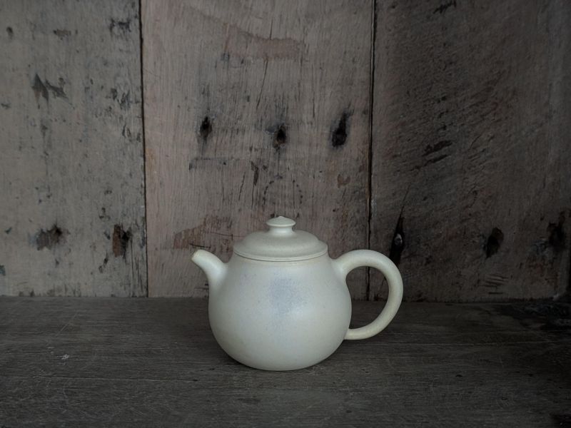 燻 陶 漫 行 ｜壺9 陶藝 陶土 手工器皿 豬口杯 陶器 家飾 藝術 雕塑 茶壺 茶具 鶯歌 咖啡杯
花器 缽 側把壺 豆皿 盤缽 片口