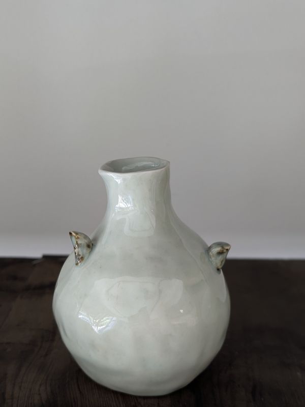 吳慧芳 ｜胖花器系列 《形式之外 Beyond Form》｜吳慧芳 個展
 
當器物不再服膺傳統形式,
創作的秩序,是否能從土裡自由生長？
來自苗栗、深耕陶藝十五年的創作者吳慧芳,長年研習絞胎技法與釉色配製,於火與土之間累積數百次窯燒經驗。此次個展,她選擇放下過往熟悉的節奏與邏輯,以全新釉色與形式語彙,展開一次更靠近內在感知的創作轉身。