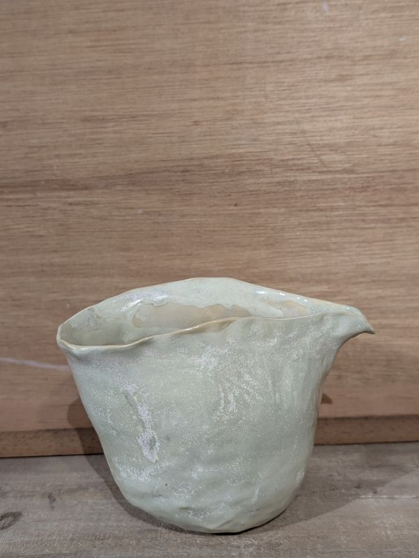 吳慧芳 ｜青白 茶海 《形式之外 Beyond Form》｜吳慧芳 個展
 
當器物不再服膺傳統形式,
創作的秩序,是否能從土裡自由生長？
來自苗栗、深耕陶藝十五年的創作者吳慧芳,長年研習絞胎技法與釉色配製,於火與土之間累積數百次窯燒經驗。此次個展,她選擇放下過往熟悉的節奏與邏輯,以全新釉色與形式語彙,展開一次更靠近內在感知的創作轉身。