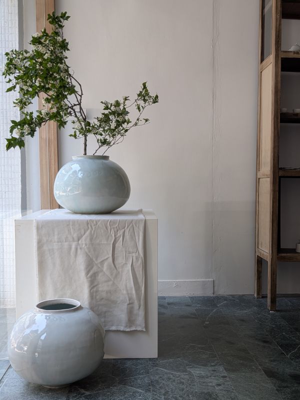 張慢 青瓷大花器 作品多藉由輕柔小心的動作產生指向,在日常感知中搜尋相關記憶,以拆解與重組細微視角,梳理自然及現成物的輪廓與痕跡,讓他們變得輕盈自在、中性,保有更多空間自我詮釋。陶瓷僅是創作的媒材之一,無需限制於實用與非實用、工藝與藝術之間,作品的形成,即是我記錄生活的習慣與方式,人的記憶有限,瞬間記憶更是容易消散,我想將如同視覺暫留的種種,保留在生活當中。