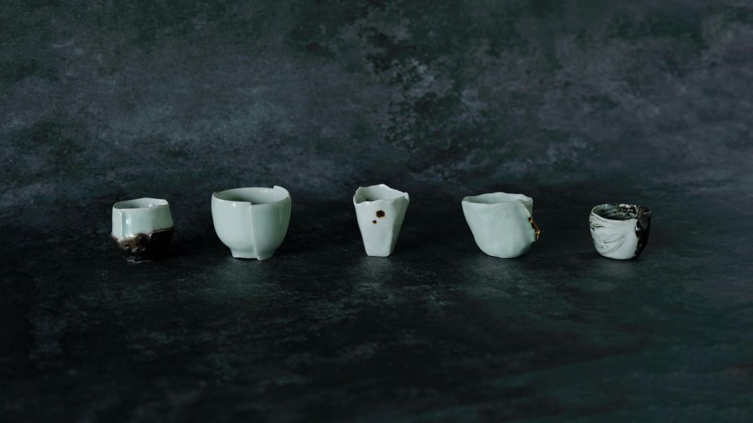形式之外 Beyond Form 吳慧芳 個展 《形式之外 Beyond Form》｜吳慧芳 個展
 
當器物不再服膺傳統形式,
創作的秩序,是否能從土裡自由生長？
來自苗栗、深耕陶藝十五年的創作者吳慧芳,長年研習絞胎技法與釉色配製,於火與土之間累積數百次窯燒經驗。此次個展,她選擇放下過往熟悉的節奏與邏輯,以全新釉色與形式語彙,展開一次更靠近內在感知的創作轉身。