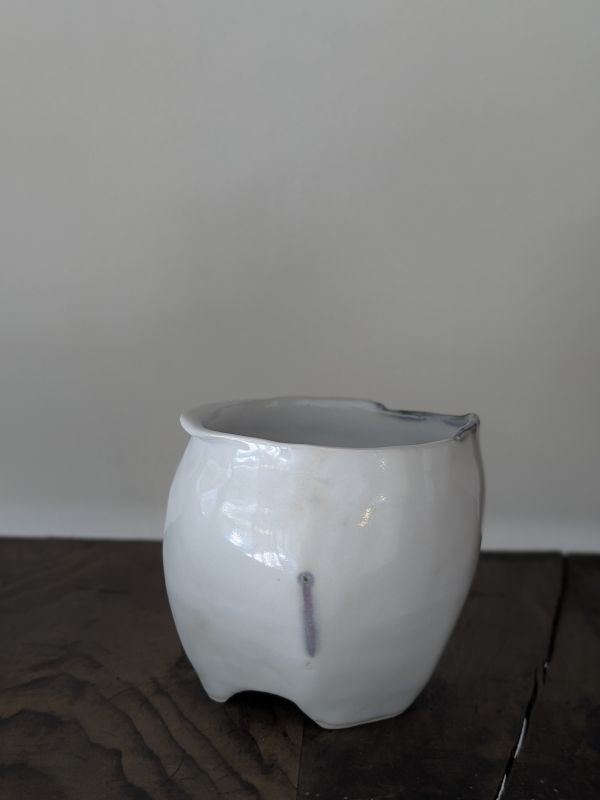 吳慧芳 ｜紫邊飾 茶碗/水方 《形式之外 Beyond Form》｜吳慧芳 個展
 
當器物不再服膺傳統形式,
創作的秩序,是否能從土裡自由生長？
來自苗栗、深耕陶藝十五年的創作者吳慧芳,長年研習絞胎技法與釉色配製,於火與土之間累積數百次窯燒經驗。此次個展,她選擇放下過往熟悉的節奏與邏輯,以全新釉色與形式語彙,展開一次更靠近內在感知的創作轉身。