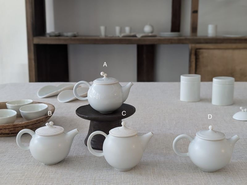 張慢 青瓷茶壺 作品多藉由輕柔小心的動作產生指向,在日常感知中搜尋相關記憶,以拆解與重組細微視角,梳理自然及現成物的輪廓與痕跡,讓他們變得輕盈自在、中性,保有更多空間自我詮釋。陶瓷僅是創作的媒材之一,無需限制於實用與非實用、工藝與藝術之間,作品的形成,即是我記錄生活的習慣與方式,人的記憶有限,瞬間記憶更是容易消散,我想將如同視覺暫留的種種,保留在生活當中。