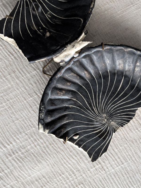 椪小雨 個展 掛飾-1 陶藝 陶土 手工器皿 傷痕 療癒 可愛 自我療癒 陶器 家飾 藝術 雕塑