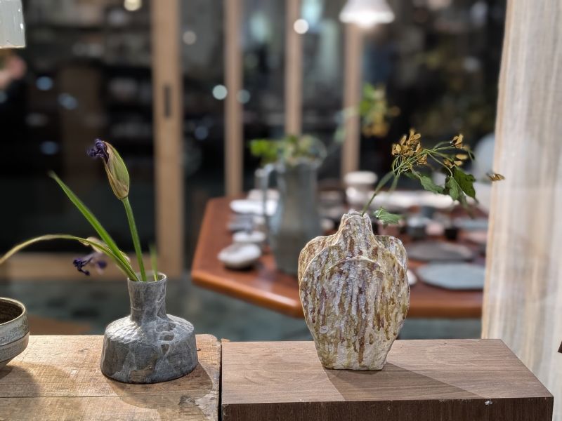 日青屾行 紙塑花器-3 落日酒矸系列》紙塑系列花器 作品

「酒矸倘賣嘸 酒矸倘賣嘸…… 」源自兒時記憶的歌曲,此系列花器都是以日常可得的玻璃瓶罐為基底,外觀搭配創作上擅長使用的材料「紙漿」塑造,強化本身的實用性,也強調材料本身的再生性。

外型上參照植物或是有機體去變形,也不全然都是自行塑造出來,有時也依附瓶罐本身的造型下去做變化,因此每一隻花器本身都略有不同,也享受這種很隨機性的創作過程。顏色表現上喜歡不飽和