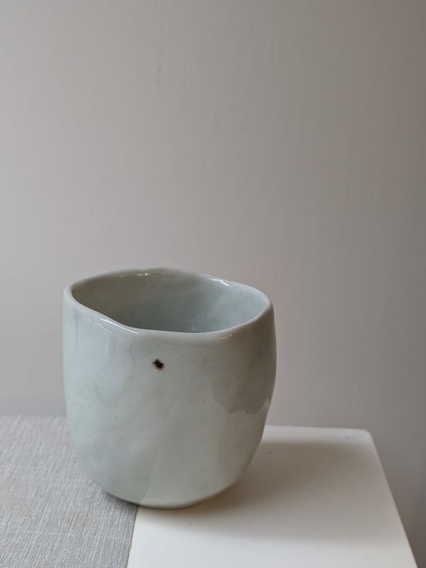 吳慧芳 ｜青葡萄 握杯 《形式之外 Beyond Form》｜吳慧芳 個展
 
當器物不再服膺傳統形式,
創作的秩序,是否能從土裡自由生長？
來自苗栗、深耕陶藝十五年的創作者吳慧芳,長年研習絞胎技法與釉色配製,於火與土之間累積數百次窯燒經驗。此次個展,她選擇放下過往熟悉的節奏與邏輯,以全新釉色與形式語彙,展開一次更靠近內在感知的創作轉身。