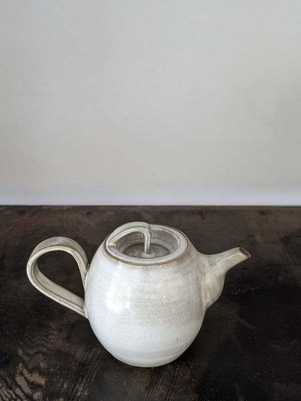 吳慧芳 ｜灰白絞胎 茶壺 《形式之外 Beyond Form》｜吳慧芳 個展
 
當器物不再服膺傳統形式,
創作的秩序,是否能從土裡自由生長？
來自苗栗、深耕陶藝十五年的創作者吳慧芳,長年研習絞胎技法與釉色配製,於火與土之間累積數百次窯燒經驗。此次個展,她選擇放下過往熟悉的節奏與邏輯,以全新釉色與形式語彙,展開一次更靠近內在感知的創作轉身。