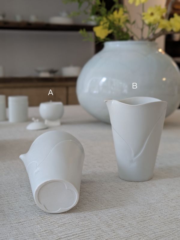 張慢 青白瓷茶海 作品多藉由輕柔小心的動作產生指向,在日常感知中搜尋相關記憶,以拆解與重組細微視角,梳理自然及現成物的輪廓與痕跡,讓他們變得輕盈自在、中性,保有更多空間自我詮釋。陶瓷僅是創作的媒材之一,無需限制於實用與非實用、工藝與藝術之間,作品的形成,即是我記錄生活的習慣與方式,人的記憶有限,瞬間記憶更是容易消散,我想將如同視覺暫留的種種,保留在生活當中。