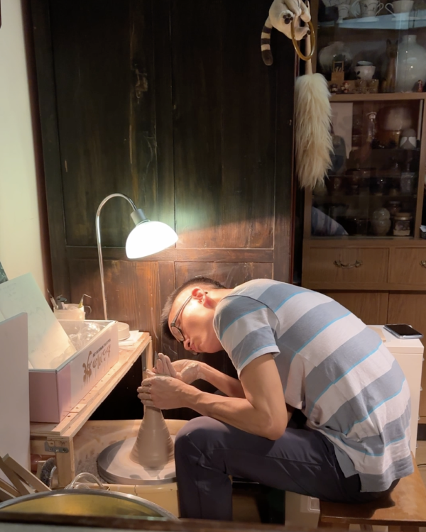 燻 陶 漫 行 ｜陳彥信 個展 4.11~5.2 陶藝 陶土 手工器皿 傷痕 療癒 自我療癒 陶器 家飾 藝術 雕塑 茶壺 茶具 鶯歌