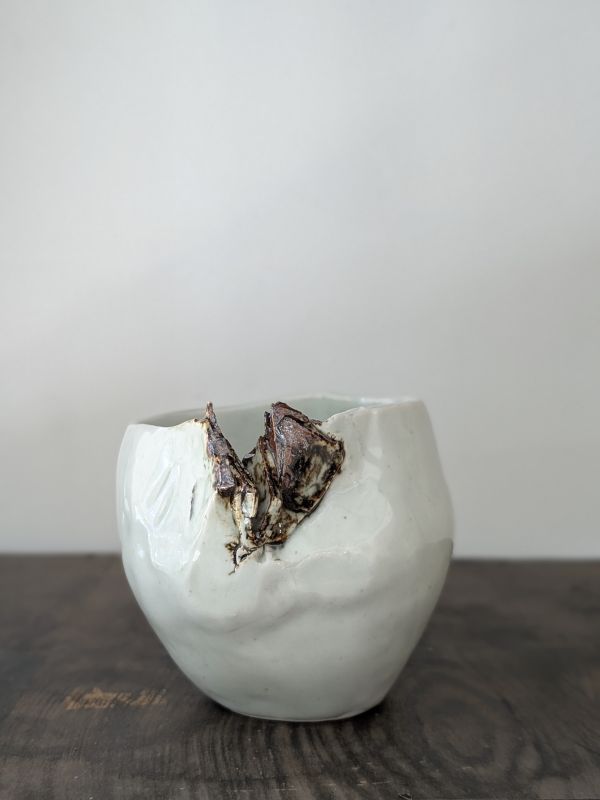 吳慧芳 ｜特殊破口 茶碗/水方-1 《形式之外 Beyond Form》｜吳慧芳 個展
 
當器物不再服膺傳統形式,
創作的秩序,是否能從土裡自由生長？
來自苗栗、深耕陶藝十五年的創作者吳慧芳,長年研習絞胎技法與釉色配製,於火與土之間累積數百次窯燒經驗。此次個展,她選擇放下過往熟悉的節奏與邏輯,以全新釉色與形式語彙,展開一次更靠近內在感知的創作轉身。
