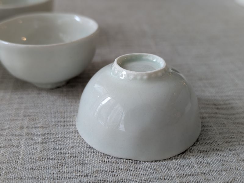 張慢 青瓷茶杯 作品多藉由輕柔小心的動作產生指向,在日常感知中搜尋相關記憶,以拆解與重組細微視角,梳理自然及現成物的輪廓與痕跡,讓他們變得輕盈自在、中性,保有更多空間自我詮釋。陶瓷僅是創作的媒材之一,無需限制於實用與非實用、工藝與藝術之間,作品的形成,即是我記錄生活的習慣與方式,人的記憶有限,瞬間記憶更是容易消散,我想將如同視覺暫留的種種,保留在生活當中。