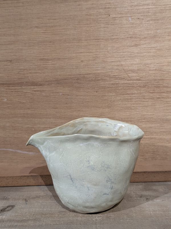吳慧芳 ｜青白 茶海 《形式之外 Beyond Form》｜吳慧芳 個展
 
當器物不再服膺傳統形式,
創作的秩序,是否能從土裡自由生長？
來自苗栗、深耕陶藝十五年的創作者吳慧芳,長年研習絞胎技法與釉色配製,於火與土之間累積數百次窯燒經驗。此次個展,她選擇放下過往熟悉的節奏與邏輯,以全新釉色與形式語彙,展開一次更靠近內在感知的創作轉身。