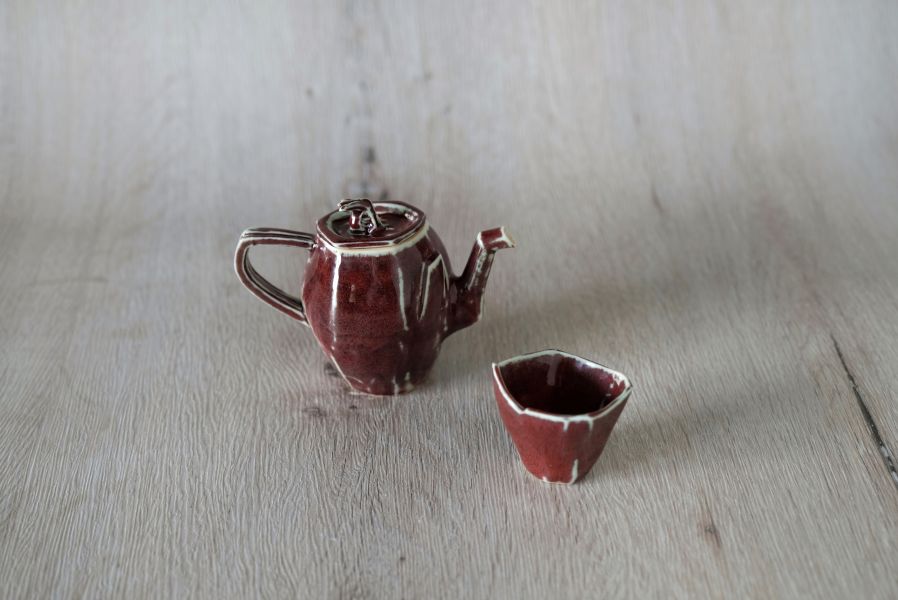 吳慧芳 ｜銅釉紅 茶壺 《形式之外 Beyond Form》｜吳慧芳 個展
 
當器物不再服膺傳統形式,
創作的秩序,是否能從土裡自由生長？
來自苗栗、深耕陶藝十五年的創作者吳慧芳,長年研習絞胎技法與釉色配製,於火與土之間累積數百次窯燒經驗。此次個展,她選擇放下過往熟悉的節奏與邏輯,以全新釉色與形式語彙,展開一次更靠近內在感知的創作轉身。