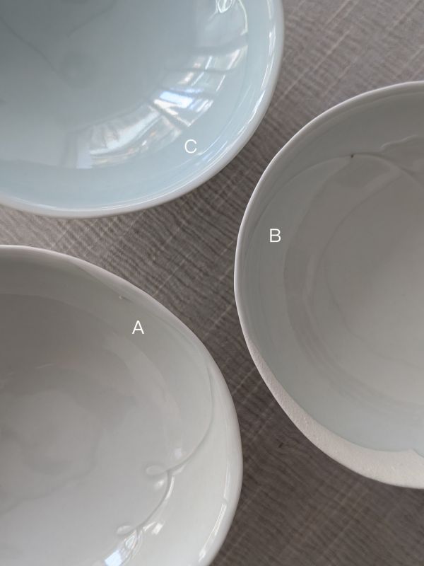 張慢 青瓷方足高台(亮光) 作品多藉由輕柔小心的動作產生指向,在日常感知中搜尋相關記憶,以拆解與重組細微視角,梳理自然及現成物的輪廓與痕跡,讓他們變得輕盈自在、中性,保有更多空間自我詮釋。陶瓷僅是創作的媒材之一,無需限制於實用與非實用、工藝與藝術之間,作品的形成,即是我記錄生活的習慣與方式,人的記憶有限,瞬間記憶更是容易消散,我想將如同視覺暫留的種種,保留在生活當中。