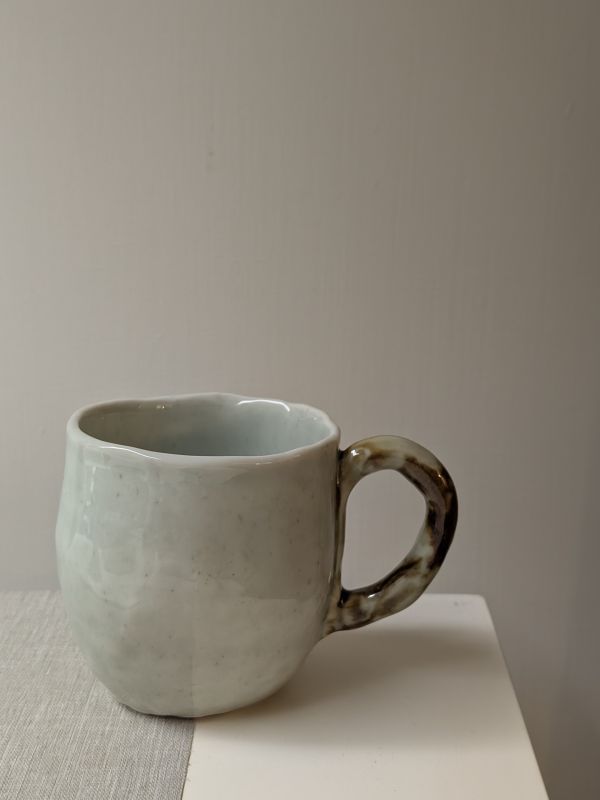 吳慧芳 ｜青葡萄 把杯 《形式之外 Beyond Form》｜吳慧芳 個展
 
當器物不再服膺傳統形式,
創作的秩序,是否能從土裡自由生長？
來自苗栗、深耕陶藝十五年的創作者吳慧芳,長年研習絞胎技法與釉色配製,於火與土之間累積數百次窯燒經驗。此次個展,她選擇放下過往熟悉的節奏與邏輯,以全新釉色與形式語彙,展開一次更靠近內在感知的創作轉身。