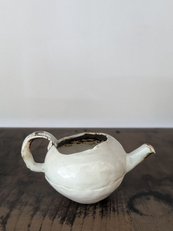 吳慧芳 ｜個性手捏 悠哉壺 《形式之外 Beyond Form》｜吳慧芳 個展
 
當器物不再服膺傳統形式,
創作的秩序,是否能從土裡自由生長？
來自苗栗、深耕陶藝十五年的創作者吳慧芳,長年研習絞胎技法與釉色配製,於火與土之間累積數百次窯燒經驗。此次個展,她選擇放下過往熟悉的節奏與邏輯,以全新釉色與形式語彙,展開一次更靠近內在感知的創作轉身。