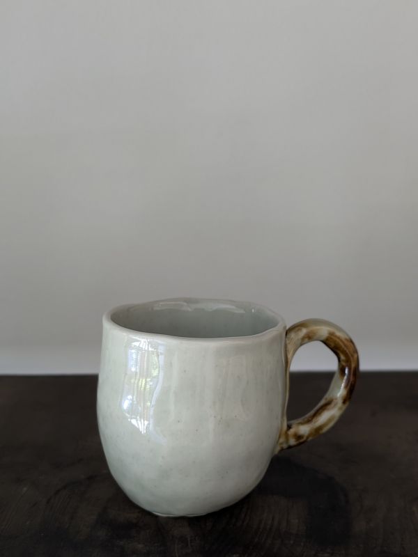 吳慧芳 ｜青葡萄 把杯 《形式之外 Beyond Form》｜吳慧芳 個展
 
當器物不再服膺傳統形式,
創作的秩序,是否能從土裡自由生長？
來自苗栗、深耕陶藝十五年的創作者吳慧芳,長年研習絞胎技法與釉色配製,於火與土之間累積數百次窯燒經驗。此次個展,她選擇放下過往熟悉的節奏與邏輯,以全新釉色與形式語彙,展開一次更靠近內在感知的創作轉身。
