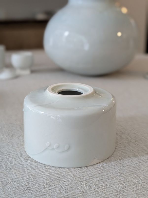張慢 青瓷氛圍燈 作品多藉由輕柔小心的動作產生指向,在日常感知中搜尋相關記憶,以拆解與重組細微視角,梳理自然及現成物的輪廓與痕跡,讓他們變得輕盈自在、中性,保有更多空間自我詮釋。陶瓷僅是創作的媒材之一,無需限制於實用與非實用、工藝與藝術之間,作品的形成,即是我記錄生活的習慣與方式,人的記憶有限,瞬間記憶更是容易消散,我想將如同視覺暫留的種種,保留在生活當中。