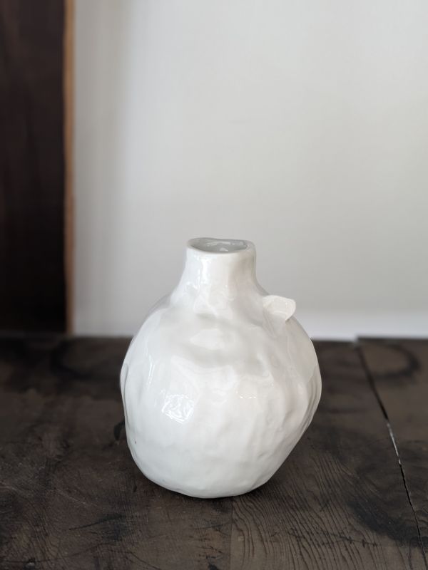 吳慧芳 ｜胖花器系列 《形式之外 Beyond Form》｜吳慧芳 個展
 
當器物不再服膺傳統形式,
創作的秩序,是否能從土裡自由生長？
來自苗栗、深耕陶藝十五年的創作者吳慧芳,長年研習絞胎技法與釉色配製,於火與土之間累積數百次窯燒經驗。此次個展,她選擇放下過往熟悉的節奏與邏輯,以全新釉色與形式語彙,展開一次更靠近內在感知的創作轉身。