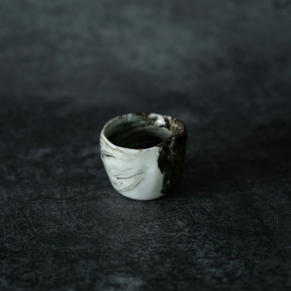 形式之外 Beyond Form 吳慧芳 個展 《形式之外 Beyond Form》｜吳慧芳 個展
 
當器物不再服膺傳統形式,
創作的秩序,是否能從土裡自由生長？
來自苗栗、深耕陶藝十五年的創作者吳慧芳,長年研習絞胎技法與釉色配製,於火與土之間累積數百次窯燒經驗。此次個展,她選擇放下過往熟悉的節奏與邏輯,以全新釉色與形式語彙,展開一次更靠近內在感知的創作轉身。