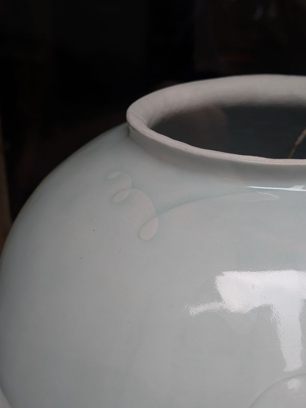 張慢 青瓷大花器 作品多藉由輕柔小心的動作產生指向,在日常感知中搜尋相關記憶,以拆解與重組細微視角,梳理自然及現成物的輪廓與痕跡,讓他們變得輕盈自在、中性,保有更多空間自我詮釋。陶瓷僅是創作的媒材之一,無需限制於實用與非實用、工藝與藝術之間,作品的形成,即是我記錄生活的習慣與方式,人的記憶有限,瞬間記憶更是容易消散,我想將如同視覺暫留的種種,保留在生活當中。