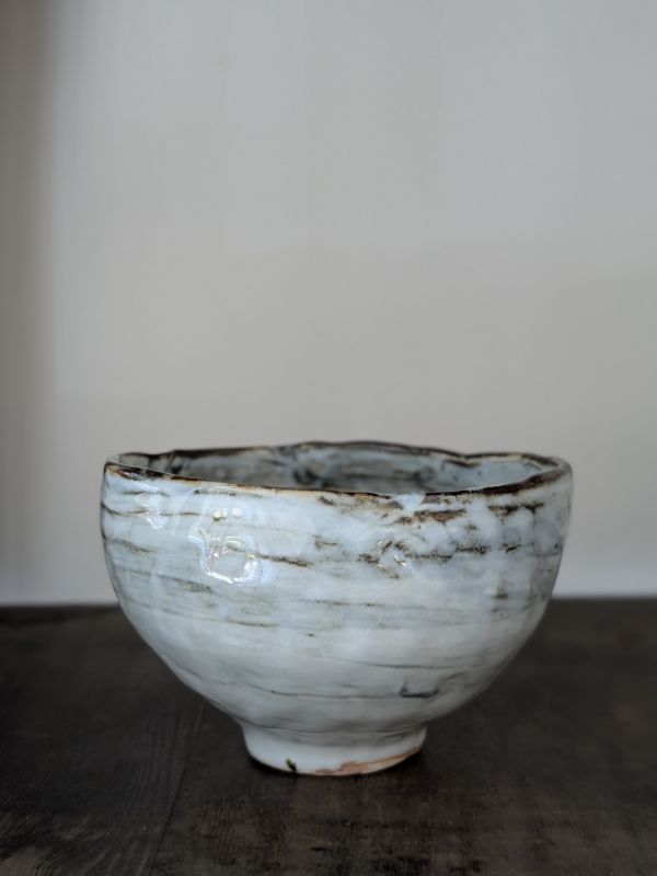 吳慧芳 ｜水墨線條 茶碗/水方-1 《形式之外 Beyond Form》｜吳慧芳 個展
 
當器物不再服膺傳統形式,
創作的秩序,是否能從土裡自由生長？
來自苗栗、深耕陶藝十五年的創作者吳慧芳,長年研習絞胎技法與釉色配製,於火與土之間累積數百次窯燒經驗。此次個展,她選擇放下過往熟悉的節奏與邏輯,以全新釉色與形式語彙,展開一次更靠近內在感知的創作轉身。