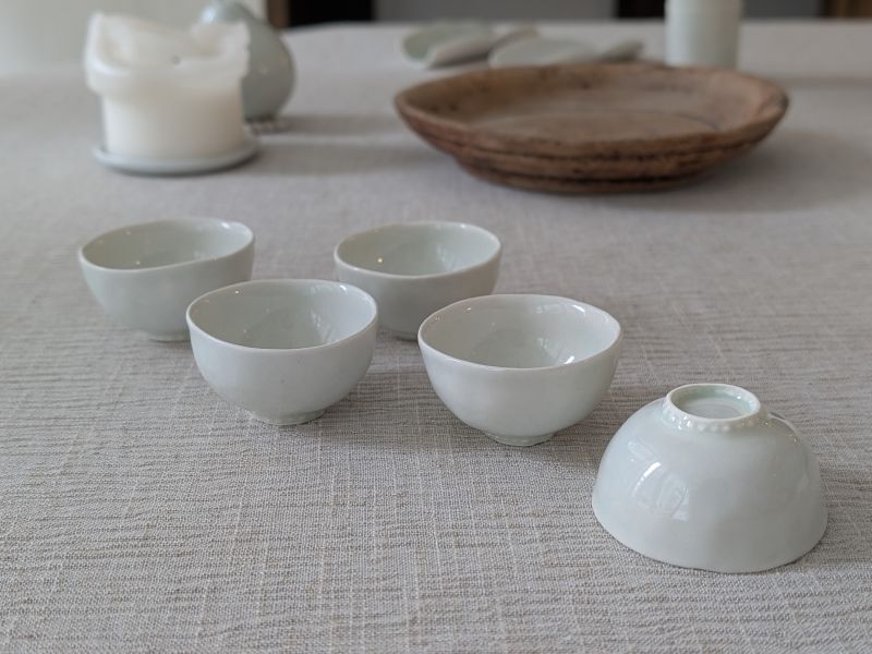 張慢 青瓷茶杯 作品多藉由輕柔小心的動作產生指向,在日常感知中搜尋相關記憶,以拆解與重組細微視角,梳理自然及現成物的輪廓與痕跡,讓他們變得輕盈自在、中性,保有更多空間自我詮釋。陶瓷僅是創作的媒材之一,無需限制於實用與非實用、工藝與藝術之間,作品的形成,即是我記錄生活的習慣與方式,人的記憶有限,瞬間記憶更是容易消散,我想將如同視覺暫留的種種,保留在生活當中。