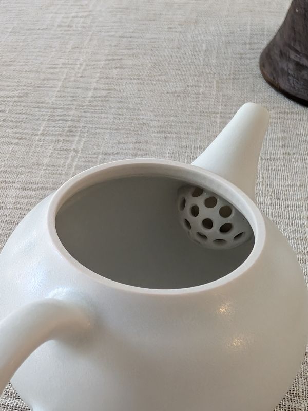 張慢 青瓷茶壺 作品多藉由輕柔小心的動作產生指向,在日常感知中搜尋相關記憶,以拆解與重組細微視角,梳理自然及現成物的輪廓與痕跡,讓他們變得輕盈自在、中性,保有更多空間自我詮釋。陶瓷僅是創作的媒材之一,無需限制於實用與非實用、工藝與藝術之間,作品的形成,即是我記錄生活的習慣與方式,人的記憶有限,瞬間記憶更是容易消散,我想將如同視覺暫留的種種,保留在生活當中。