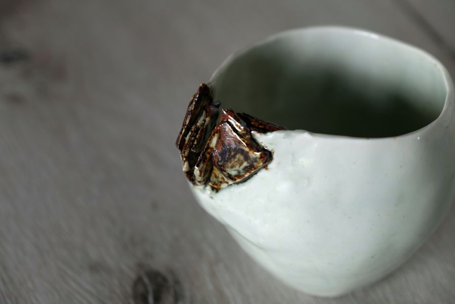 吳慧芳 ｜特殊破口 茶碗/水方-1 《形式之外 Beyond Form》｜吳慧芳 個展
 
當器物不再服膺傳統形式,
創作的秩序,是否能從土裡自由生長？
來自苗栗、深耕陶藝十五年的創作者吳慧芳,長年研習絞胎技法與釉色配製,於火與土之間累積數百次窯燒經驗。此次個展,她選擇放下過往熟悉的節奏與邏輯,以全新釉色與形式語彙,展開一次更靠近內在感知的創作轉身。