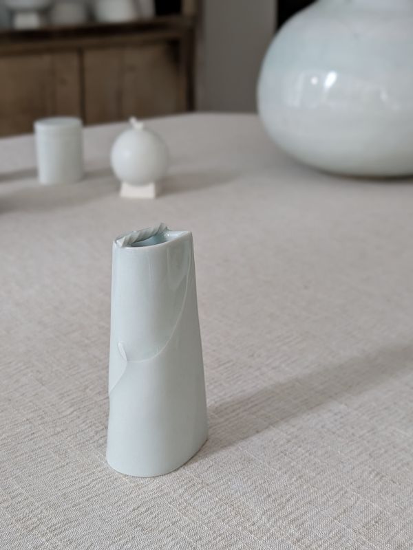 張慢 火鶴花器(小) 作品多藉由輕柔小心的動作產生指向,在日常感知中搜尋相關記憶,以拆解與重組細微視角,梳理自然及現成物的輪廓與痕跡,讓他們變得輕盈自在、中性,保有更多空間自我詮釋。陶瓷僅是創作的媒材之一,無需限制於實用與非實用、工藝與藝術之間,作品的形成,即是我記錄生活的習慣與方式,人的記憶有限,瞬間記憶更是容易消散,我想將如同視覺暫留的種種,保留在生活當中。