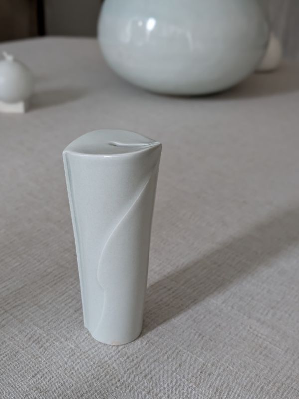 張慢 龍泉火鶴花器(中) 作品多藉由輕柔小心的動作產生指向,在日常感知中搜尋相關記憶,以拆解與重組細微視角,梳理自然及現成物的輪廓與痕跡,讓他們變得輕盈自在、中性,保有更多空間自我詮釋。陶瓷僅是創作的媒材之一,無需限制於實用與非實用、工藝與藝術之間,作品的形成,即是我記錄生活的習慣與方式,人的記憶有限,瞬間記憶更是容易消散,我想將如同視覺暫留的種種,保留在生活當中。