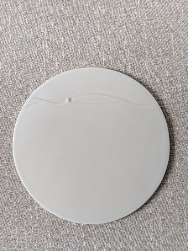 張慢 青瓷平皿 作品多藉由輕柔小心的動作產生指向,在日常感知中搜尋相關記憶,以拆解與重組細微視角,梳理自然及現成物的輪廓與痕跡,讓他們變得輕盈自在、中性,保有更多空間自我詮釋。陶瓷僅是創作的媒材之一,無需限制於實用與非實用、工藝與藝術之間,作品的形成,即是我記錄生活的習慣與方式,人的記憶有限,瞬間記憶更是容易消散,我想將如同視覺暫留的種種,保留在生活當中。