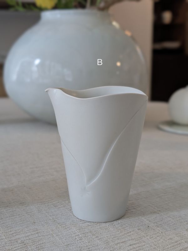 張慢 青白瓷茶海 作品多藉由輕柔小心的動作產生指向,在日常感知中搜尋相關記憶,以拆解與重組細微視角,梳理自然及現成物的輪廓與痕跡,讓他們變得輕盈自在、中性,保有更多空間自我詮釋。陶瓷僅是創作的媒材之一,無需限制於實用與非實用、工藝與藝術之間,作品的形成,即是我記錄生活的習慣與方式,人的記憶有限,瞬間記憶更是容易消散,我想將如同視覺暫留的種種,保留在生活當中。