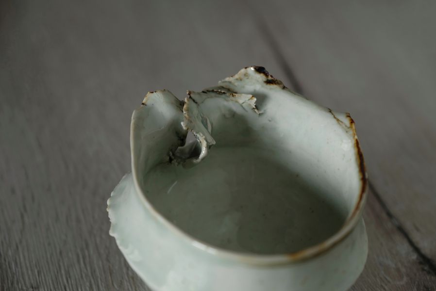 吳慧芳 ｜特殊破口 茶碗/水方-2 《形式之外 Beyond Form》｜吳慧芳 個展
 
當器物不再服膺傳統形式,
創作的秩序,是否能從土裡自由生長？
來自苗栗、深耕陶藝十五年的創作者吳慧芳,長年研習絞胎技法與釉色配製,於火與土之間累積數百次窯燒經驗。此次個展,她選擇放下過往熟悉的節奏與邏輯,以全新釉色與形式語彙,展開一次更靠近內在感知的創作轉身。