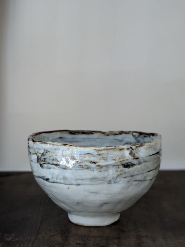 吳慧芳 ｜水墨線條 茶碗/水方-1 《形式之外 Beyond Form》｜吳慧芳 個展
 
當器物不再服膺傳統形式,
創作的秩序,是否能從土裡自由生長？
來自苗栗、深耕陶藝十五年的創作者吳慧芳,長年研習絞胎技法與釉色配製,於火與土之間累積數百次窯燒經驗。此次個展,她選擇放下過往熟悉的節奏與邏輯,以全新釉色與形式語彙,展開一次更靠近內在感知的創作轉身。