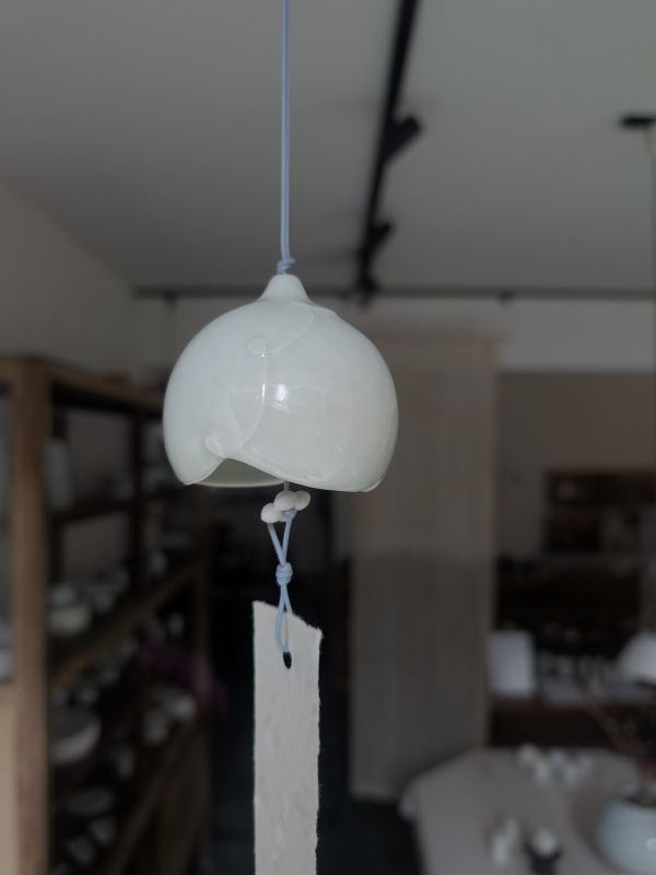 張慢 鈴蘭風鈴 作品多藉由輕柔小心的動作產生指向,在日常感知中搜尋相關記憶,以拆解與重組細微視角,梳理自然及現成物的輪廓與痕跡,讓他們變得輕盈自在、中性,保有更多空間自我詮釋。陶瓷僅是創作的媒材之一,無需限制於實用與非實用、工藝與藝術之間,作品的形成,即是我記錄生活的習慣與方式,人的記憶有限,瞬間記憶更是容易消散,我想將如同視覺暫留的種種,保留在生活當中。