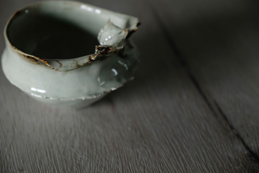 吳慧芳 ｜特殊破口 茶碗/水方-2 《形式之外 Beyond Form》｜吳慧芳 個展
 
當器物不再服膺傳統形式,
創作的秩序,是否能從土裡自由生長？
來自苗栗、深耕陶藝十五年的創作者吳慧芳,長年研習絞胎技法與釉色配製,於火與土之間累積數百次窯燒經驗。此次個展,她選擇放下過往熟悉的節奏與邏輯,以全新釉色與形式語彙,展開一次更靠近內在感知的創作轉身。