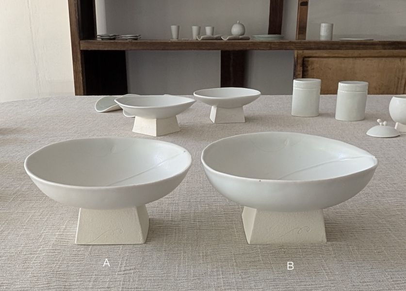 張慢 青白瓷方足高台(啞光) 作品多藉由輕柔小心的動作產生指向,在日常感知中搜尋相關記憶,以拆解與重組細微視角,梳理自然及現成物的輪廓與痕跡,讓他們變得輕盈自在、中性,保有更多空間自我詮釋。陶瓷僅是創作的媒材之一,無需限制於實用與非實用、工藝與藝術之間,作品的形成,即是我記錄生活的習慣與方式,人的記憶有限,瞬間記憶更是容易消散,我想將如同視覺暫留的種種,保留在生活當中。