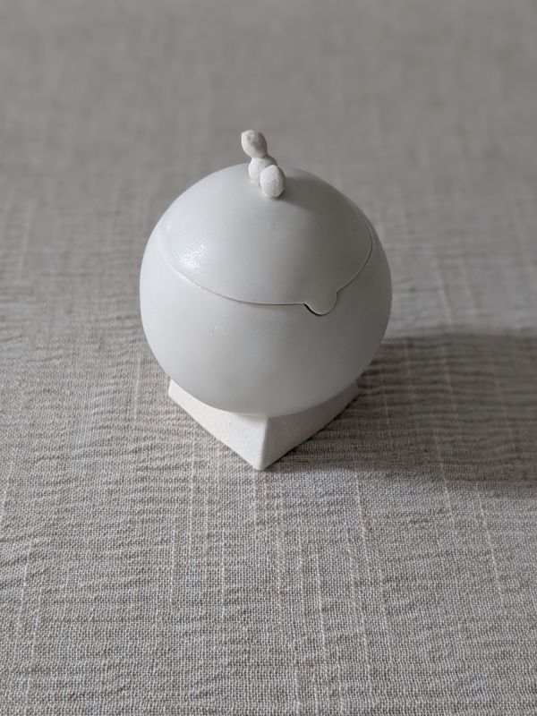 張慢 球型無香蠟燭罐 作品多藉由輕柔小心的動作產生指向,在日常感知中搜尋相關記憶,以拆解與重組細微視角,梳理自然及現成物的輪廓與痕跡,讓他們變得輕盈自在、中性,保有更多空間自我詮釋。陶瓷僅是創作的媒材之一,無需限制於實用與非實用、工藝與藝術之間,作品的形成,即是我記錄生活的習慣與方式,人的記憶有限,瞬間記憶更是容易消散,我想將如同視覺暫留的種種,保留在生活當中。