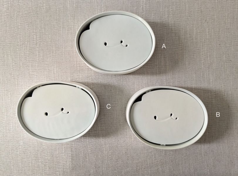 張慢 橢圓青瓷壺承/杯承 作品多藉由輕柔小心的動作產生指向,在日常感知中搜尋相關記憶,以拆解與重組細微視角,梳理自然及現成物的輪廓與痕跡,讓他們變得輕盈自在、中性,保有更多空間自我詮釋。陶瓷僅是創作的媒材之一,無需限制於實用與非實用、工藝與藝術之間,作品的形成,即是我記錄生活的習慣與方式,人的記憶有限,瞬間記憶更是容易消散,我想將如同視覺暫留的種種,保留在生活當中。