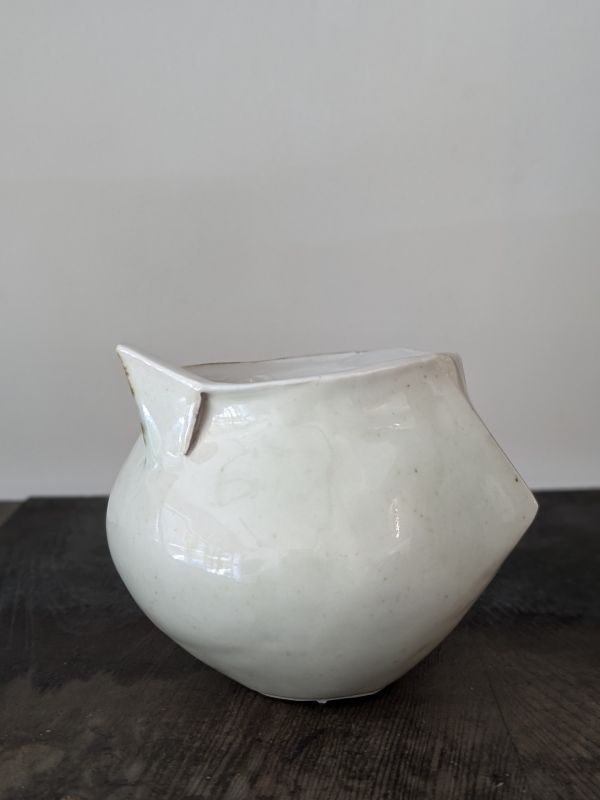 吳慧芳 ｜幾何折角 茶碗/水方 《形式之外 Beyond Form》｜吳慧芳 個展
 
當器物不再服膺傳統形式,
創作的秩序,是否能從土裡自由生長？
來自苗栗、深耕陶藝十五年的創作者吳慧芳,長年研習絞胎技法與釉色配製,於火與土之間累積數百次窯燒經驗。此次個展,她選擇放下過往熟悉的節奏與邏輯,以全新釉色與形式語彙,展開一次更靠近內在感知的創作轉身。