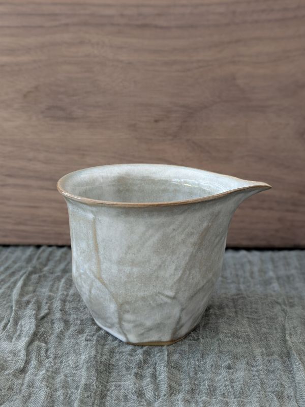 吳慧芳 ｜切面灰 茶海 《形式之外 Beyond Form》｜吳慧芳 個展
 
當器物不再服膺傳統形式,
創作的秩序,是否能從土裡自由生長？
來自苗栗、深耕陶藝十五年的創作者吳慧芳,長年研習絞胎技法與釉色配製,於火與土之間累積數百次窯燒經驗。此次個展,她選擇放下過往熟悉的節奏與邏輯,以全新釉色與形式語彙,展開一次更靠近內在感知的創作轉身。