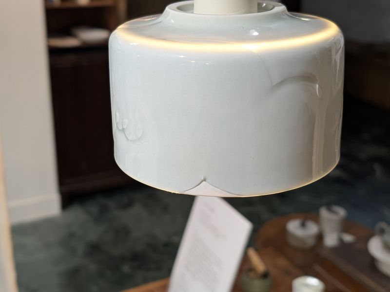 張慢 青瓷氛圍燈 作品多藉由輕柔小心的動作產生指向,在日常感知中搜尋相關記憶,以拆解與重組細微視角,梳理自然及現成物的輪廓與痕跡,讓他們變得輕盈自在、中性,保有更多空間自我詮釋。陶瓷僅是創作的媒材之一,無需限制於實用與非實用、工藝與藝術之間,作品的形成,即是我記錄生活的習慣與方式,人的記憶有限,瞬間記憶更是容易消散,我想將如同視覺暫留的種種,保留在生活當中。