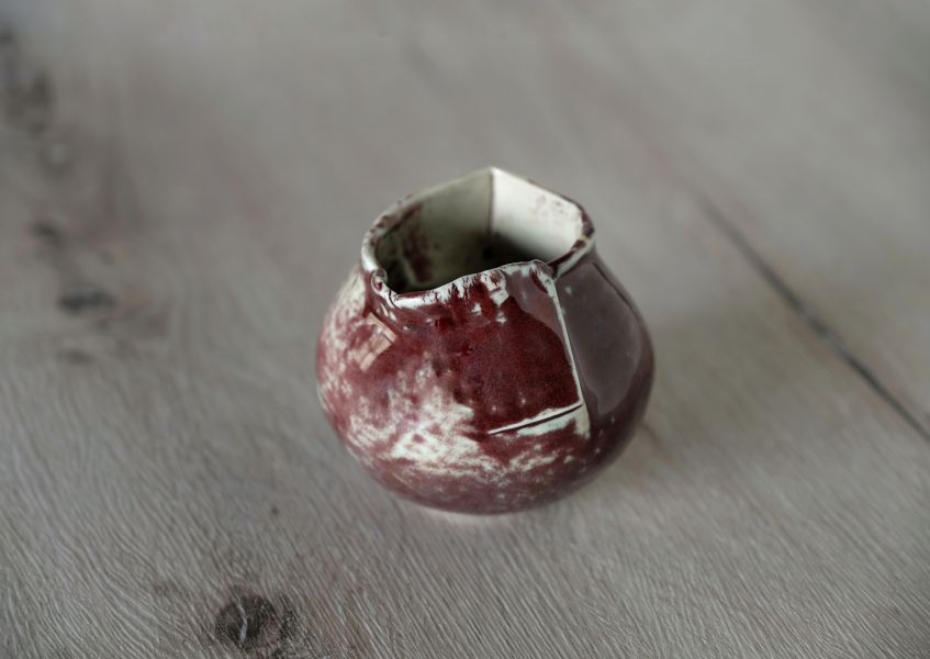 吳慧芳 ｜銅釉紅 水方/花器 《形式之外 Beyond Form》｜吳慧芳 個展
 
當器物不再服膺傳統形式,
創作的秩序,是否能從土裡自由生長？
來自苗栗、深耕陶藝十五年的創作者吳慧芳,長年研習絞胎技法與釉色配製,於火與土之間累積數百次窯燒經驗。此次個展,她選擇放下過往熟悉的節奏與邏輯,以全新釉色與形式語彙,展開一次更靠近內在感知的創作轉身。