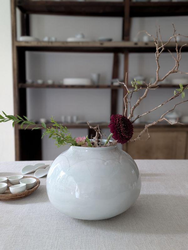 張慢 青瓷中花器 作品多藉由輕柔小心的動作產生指向,在日常感知中搜尋相關記憶,以拆解與重組細微視角,梳理自然及現成物的輪廓與痕跡,讓他們變得輕盈自在、中性,保有更多空間自我詮釋。陶瓷僅是創作的媒材之一,無需限制於實用與非實用、工藝與藝術之間,作品的形成,即是我記錄生活的習慣與方式,人的記憶有限,瞬間記憶更是容易消散,我想將如同視覺暫留的種種,保留在生活當中。