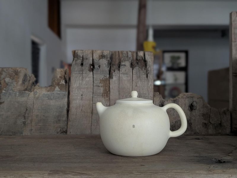 燻 陶 漫 行 ｜壺10 陶藝 陶土 手工器皿 豬口杯 陶器 家飾 藝術 雕塑 茶壺 茶具 鶯歌 咖啡杯
花器 缽 側把壺 豆皿 盤缽 片口